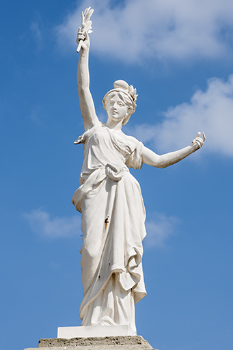 La Marianne surplombant l'édifice. © Jérôme Mongreville / Région Bourgogne-Franche-Comté, Inventaire du patrimoine - 2016 La Marianne surplombant l'édifice. © Jérôme Mongreville / Région Bourgogne-Franche-Comté, Inventaire du patrimoine - 2016