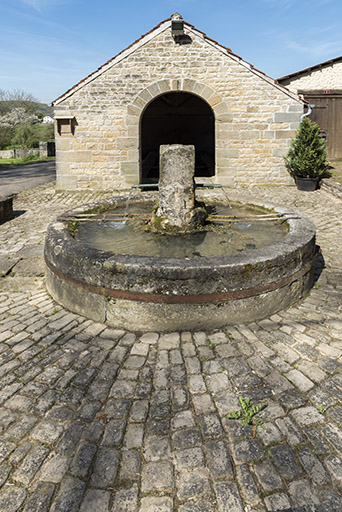 La fontaine et son bassin. © Sonia Dourlot / Région Bourgogne-Franche-Comté, Inventaire du patrimoine - 2016 La fontaine et son bassin. © Sonia Dourlot / Région Bourgogne-Franche-Comté, Inventaire du patrimoine - 2016