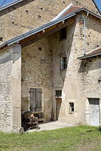 La partie abritée de la façade antérieure. © Sonia Dourlot / Région Bourgogne-Franche-Comté, Inventaire du patrimoine - 2016 La partie abritée de la façade antérieure. © Sonia Dourlot / Région Bourgogne-Franche-Comté, Inventaire du patrimoine - 2016