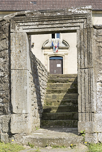 Porte extérieure située dans le mur d'enclos. © Sonia Dourlot / Région Bourgogne-Franche-Comté, Inventaire du patrimoine - 2016 Porte extérieure située dans le mur d'enclos. © Sonia Dourlot / Région Bourgogne-Franche-Comté, Inventaire du patrimoine - 2016
