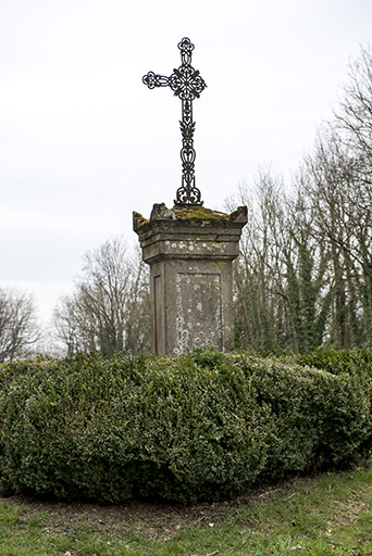 Croix, rue du Petit Mont à Aisey. © Sonia Dourlot / Région Bourgogne-Franche-Comté, Inventaire du patrimoine - 2016 Croix, rue du Petit Mont à Aisey. © Sonia Dourlot / Région Bourgogne-Franche-Comté, Inventaire du patrimoine - 2016