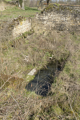 Ancien lavoir. © Sonia Dourlot / Région Bourgogne-Franche-Comté, Inventaire du patrimoine - 2016 Ancien lavoir. © Sonia Dourlot / Région Bourgogne-Franche-Comté, Inventaire du patrimoine - 2016
