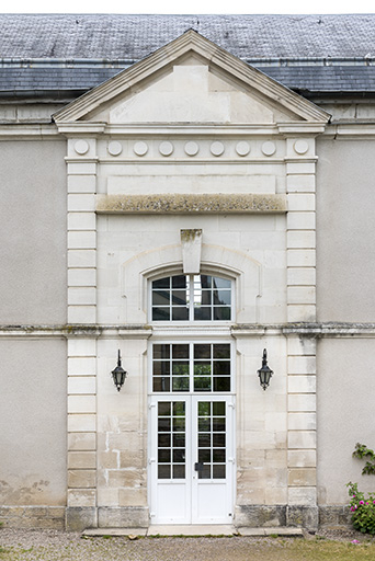 La porte de la travée principale surmontée d'un fronton triangulaire. © Sonia Dourlot / Région Bourgogne-Franche-Comté, Inventaire du patrimoine - 2016 La porte de la travée principale surmontée d'un fronton triangulaire. © Sonia Dourlot / Région Bourgogne-Franche-Comté, Inventaire du patrimoine - 2016