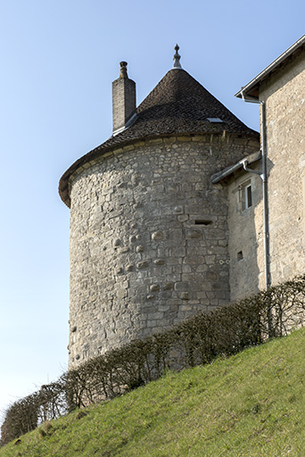 Une des deux tours médiévales subsistantes. © Sonia Dourlot / Région Bourgogne-Franche-Comté, Inventaire du patrimoine - 2016 Une des deux tours médiévales subsistantes. © Sonia Dourlot / Région Bourgogne-Franche-Comté, Inventaire du patrimoine - 2016