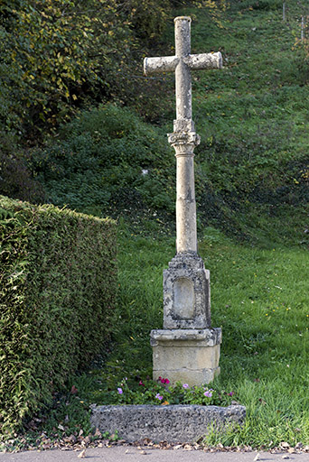 Croix dite Bourlier la Digne, rue du Pâquis : vue générale. © Sonia Dourlot / Région Bourgogne-Franche-Comté, Inventaire du patrimoine - 2016 Croix dite Bourlier la Digne, rue du Pâquis : vue générale. © Sonia Dourlot / Région Bourgogne-Franche-Comté, Inventaire du patrimoine - 2016