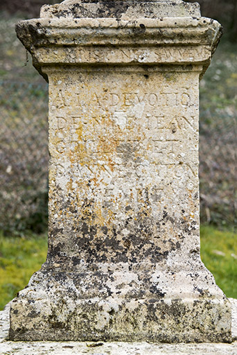 Croix, rue de la Garenne : inscription. © Sonia Dourlot / Région Bourgogne-Franche-Comté, Inventaire du patrimoine - 2016 Croix, rue de la Garenne : inscription. © Sonia Dourlot / Région Bourgogne-Franche-Comté, Inventaire du patrimoine - 2016