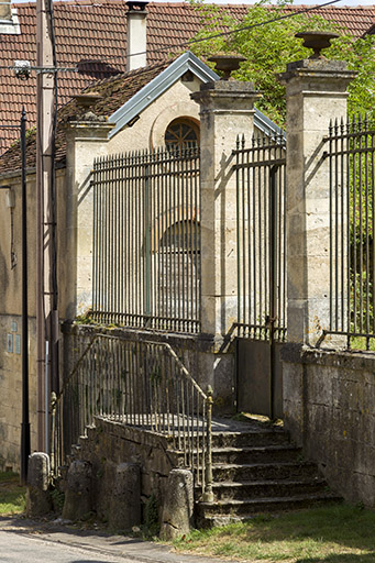 La maison du portier à l'entrée du château, au bas de la rue de la Garenne. © Sonia Dourlot / Région Bourgogne-Franche-Comté, Inventaire du patrimoine - 2016