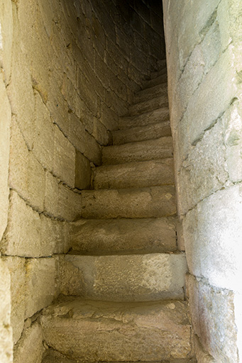 Intérieur du donjon : l'escalier en pierre. © Sonia Dourlot / Région Bourgogne-Franche-Comté, Inventaire du patrimoine - 2016