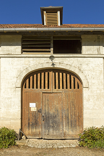Détail de la façade antérieure au sud-est : la travée du porche. © Sonia Dourlot / Région Bourgogne-Franche-Comté, Inventaire du patrimoine - 2016