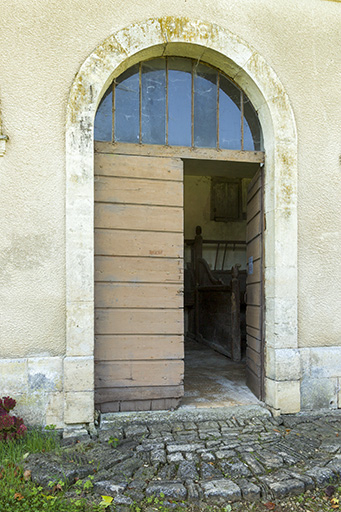 Ecurie, façade nord-est : la porte. © Sonia Dourlot / Région Bourgogne-Franche-Comté, Inventaire du patrimoine - 2016
