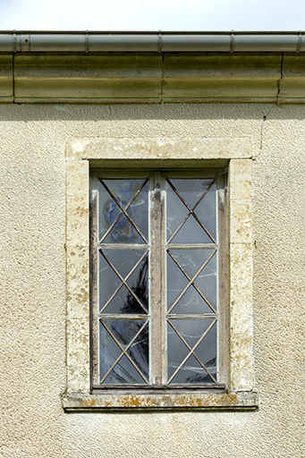Etable, façade sud-ouest : détail d'une des baies du 1er étage. © Sonia Dourlot / Région Bourgogne-Franche-Comté, Inventaire du patrimoine - 2016