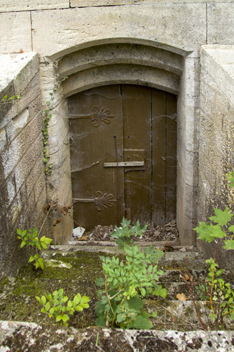 Détail : porte conduisant au sous-sol. © Sonia Dourlot / Région Bourgogne-Franche-Comté, Inventaire du patrimoine - 2016