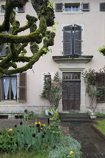 Vue sur la travée centrale, avec la porte d'entrée, la fenêtre reposant sur uue corniche et le fenestron. © Jérôme Mongreville / Région Bourgogne-Franche-Comté, Inventaire du patrimoine - 2016 Vue sur la travée centrale, avec la porte d'entrée, la fenêtre reposant sur uue corniche et le fenestron. © Jérôme Mongreville / Région Bourgogne-Franche-Comté, Inventaire du patrimoine - 2016