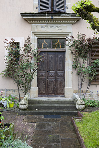 Détail sur le décor et la plaque de la porte d'entrée. © Jérôme Mongreville / Région Bourgogne-Franche-Comté, Inventaire du patrimoine - 2016 Détail sur le décor et la plaque de la porte d'entrée. © Jérôme Mongreville / Région Bourgogne-Franche-Comté, Inventaire du patrimoine - 2016