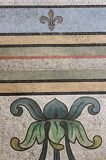 Motifs de la mosaïque recouvrant le sol du hall : deux fleurs dont une de lys. © Jérôme Mongreville / Région Bourgogne-Franche-Comté, Inventaire du patrimoine - 2016