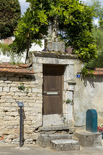 Maison, 4 rue de la Garenne : porte avec décor rapporté (Christ en croix et cadran solaire). © Sonia Dourlot / Région Bourgogne-Franche-Comté, Inventaire du patrimoine - 2016 Maison, 4 rue de la Garenne : porte avec décor rapporté (Christ en croix et cadran solaire). © Sonia Dourlot / Région Bourgogne-Franche-Comté, Inventaire du patrimoine - 2016
