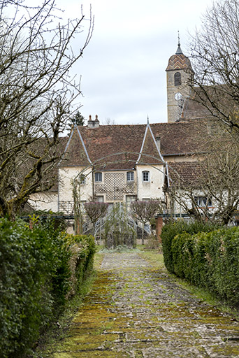 Vue rapprochée de la façade postérieure, depuis le chemin du Petit Breuil. © Sonia Dourlot / Région Bourgogne-Franche-Comté, Inventaire du patrimoine - 2016
