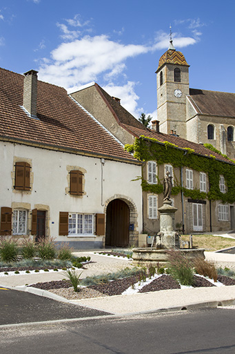 Place de l'Abondance, au centre du village : vue rapprochée. © Sonia Dourlot / Région Bourgogne-Franche-Comté, Inventaire du patrimoine - 2016 Place de l'Abondance, au centre du village : vue rapprochée. © Sonia Dourlot / Région Bourgogne-Franche-Comté, Inventaire du patrimoine - 2016