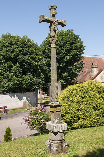 Croix sculptée, vestige de l'ancien cimetière © Jérôme Mongreville / Région Bourgogne-Franche-Comté, Inventaire du patrimoine - 2016