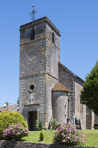 Vue de la façade principale, le clocher porcher, la tourelle d'angle et l'ancien cimetière © Jérôme Mongreville / Région Bourgogne-Franche-Comté, Inventaire du patrimoine - 2016