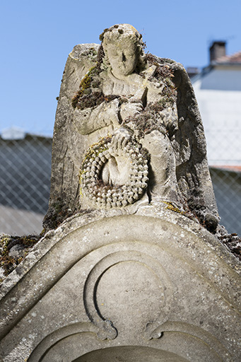 Détail de l'ange ailé au sommet de l'une des tombes de l'ancien cimetière © Jérôme Mongreville / Région Bourgogne-Franche-Comté, Inventaire du patrimoine - 2016