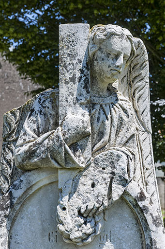 Détail de l'ange sculpté, tombe de l'ancien cimetière © Jérôme Mongreville / Région Bourgogne-Franche-Comté, Inventaire du patrimoine - 2016