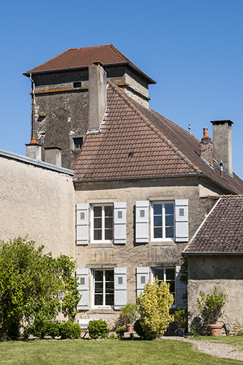 Façade postérieure de la partie est avec la tour en arrière plan. © Jérôme Mongreville / Région Bourgogne-Franche-Comté, Inventaire du patrimoine - 2016 Façade postérieure de la partie est avec la tour en arrière plan. © Jérôme Mongreville / Région Bourgogne-Franche-Comté, Inventaire du patrimoine - 2016