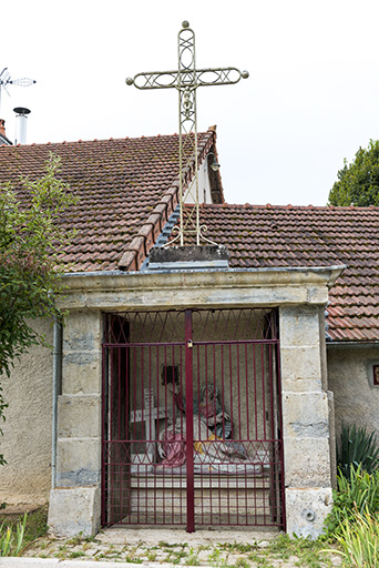 Oratoire de Notre-Dame-de Pitié, à la sortie du village, dans le quartier du moulin © Sonia Dourlot / Région Bourgogne-Franche-Comté, Inventaire du patrimoine - 2016 Oratoire de Notre-Dame-de Pitié, à la sortie du village, dans le quartier du moulin © Sonia Dourlot / Région Bourgogne-Franche-Comté, Inventaire du patrimoine - 2016