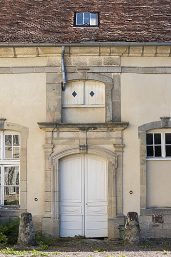Dépendance : vue de détail de la porte sur cour. © Sonia Dourlot / Région Bourgogne-Franche-Comté, Inventaire du patrimoine - 2016