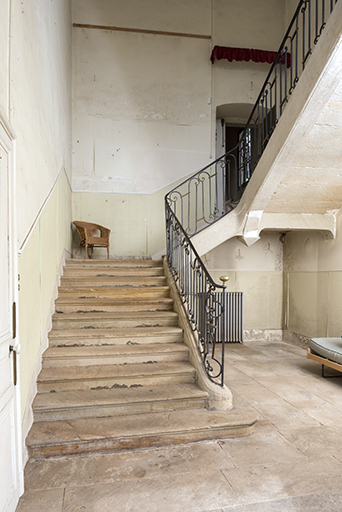 Vue de trois-quart de l'escalier principal.  © Sonia Dourlot / Région Bourgogne-Franche-Comté, Inventaire du patrimoine - 2016