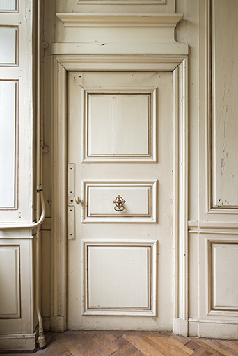 Rez-de-chaussée : première pièce à gauche de l'entrée. Détail de baie et lambris de couvrement.  © Sonia Dourlot / Région Bourgogne-Franche-Comté, Inventaire du patrimoine - 2016