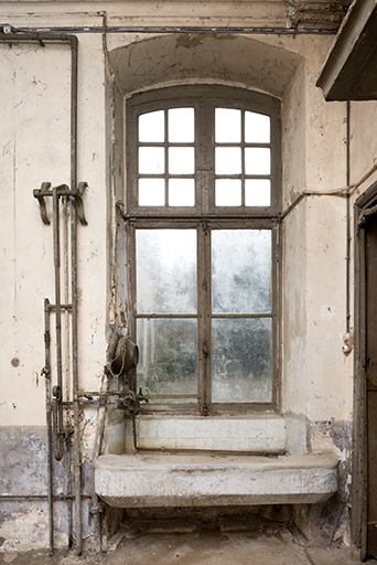 Rez de chaussée, cuisine, pierre d'évier. © Sonia Dourlot / Région Bourgogne-Franche-Comté, Inventaire du patrimoine - 2016