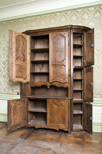 A l'étage : première pièce à droite depuis l'escalier. Armoire vue ouverte. © Sonia Dourlot / Région Bourgogne-Franche-Comté, Inventaire du patrimoine - 2016