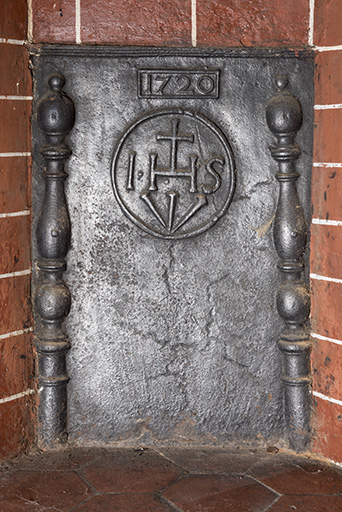 A l'étage, pièce le long de la rue, au sud. Plaque de cheminée. (1720) © Sonia Dourlot / Région Bourgogne-Franche-Comté, Inventaire du patrimoine - 2016