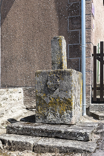 Socle de croix et inscription à l'angle de la rue des Vergers. (dite croix Jaquinot sur le cadastre ancien) © Sonia Dourlot / Région Bourgogne-Franche-Comté, Inventaire du patrimoine - 2016