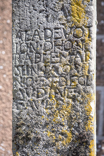 Socle de croix et inscription de dévotion à l'angle de la rue des Vergers. © Sonia Dourlot / Région Bourgogne-Franche-Comté, Inventaire du patrimoine - 2016