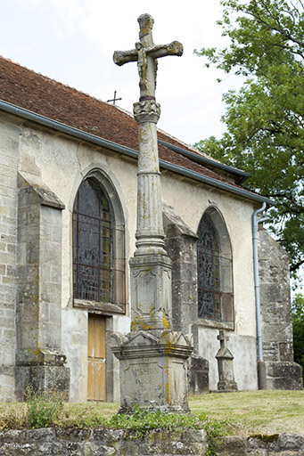 Croix jouxtant l'église Saint jacques. © Sonia Dourlot / Région Bourgogne-Franche-Comté, Inventaire du patrimoine - 2016