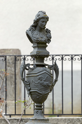 Fontaine du centre surmontée d'une urne elle-même surmontée d'un buste de Marianne ou la République française. Détail. © Sonia Dourlot / Région Bourgogne-Franche-Comté, Inventaire du patrimoine - 2016