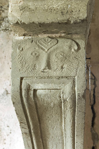 Détail en relief écrasé du piedroit droit.  © Sonia Dourlot / Région Bourgogne-Franche-Comté, Inventaire du patrimoine - 2016