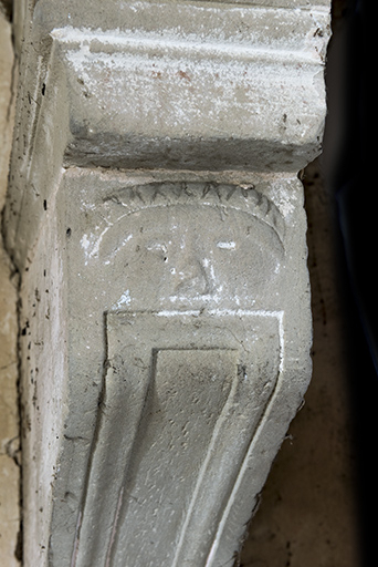 Détail en relief écrasé du piedroit gauche.  © Sonia Dourlot / Région Bourgogne-Franche-Comté, Inventaire du patrimoine - 2016