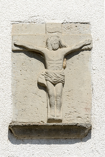 Détail du bas relief figurant au-dessus de la porte de grange : un Christ en croix. © Sonia Dourlot / Région Bourgogne-Franche-Comté, Inventaire du patrimoine - 2016