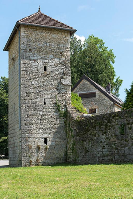 Tour le long du mur d'enceinte de la basse-cour © Sonia Dourlot / Région Bourgogne-Franche-Comté, Inventaire du patrimoine - 2016 Tour le long du mur d'enceinte de la basse-cour © Sonia Dourlot / Région Bourgogne-Franche-Comté, Inventaire du patrimoine - 2016
