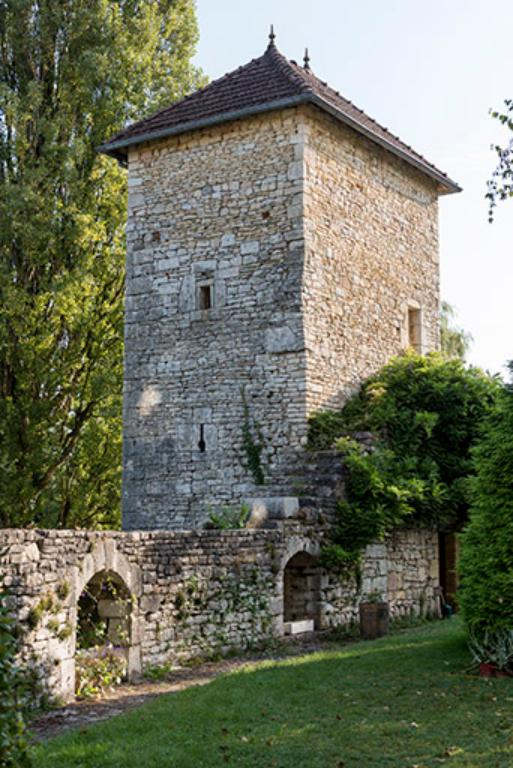 Tour le long du mur d'enceinte, vue depuis la basse-cour © Sonia Dourlot / Région Bourgogne-Franche-Comté, Inventaire du patrimoine - 2016 Tour le long du mur d'enceinte, vue depuis la basse-cour © Sonia Dourlot / Région Bourgogne-Franche-Comté, Inventaire du patrimoine - 2016
