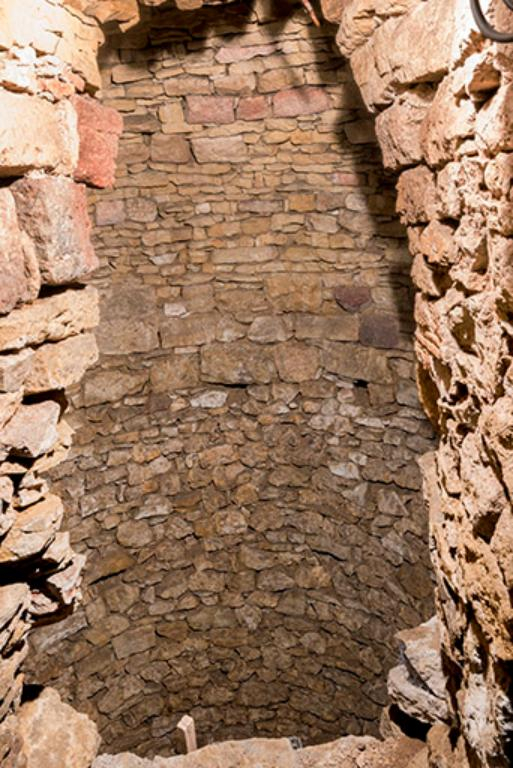 Vue intérieure de la glacière située à côté la façade nord de l'ancienne écurie © Sonia Dourlot / Région Bourgogne-Franche-Comté, Inventaire du patrimoine - 2016 Vue intérieure de la glacière située à côté la façade nord de l'ancienne écurie © Sonia Dourlot / Région Bourgogne-Franche-Comté, Inventaire du patrimoine - 2016