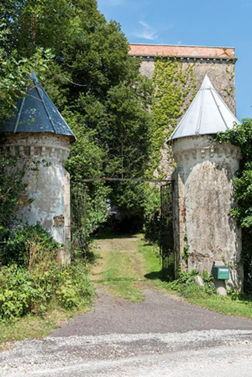Tourelles et portail d'entrée au château. © Sonia Dourlot / Région Bourgogne-Franche-Comté, Inventaire du patrimoine - 2016 Tourelles et portail d'entrée au château. © Sonia Dourlot / Région Bourgogne-Franche-Comté, Inventaire du patrimoine - 2016