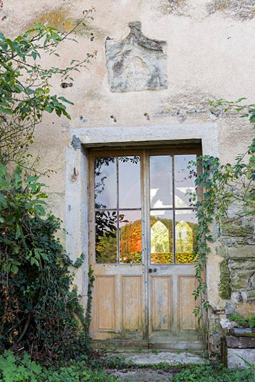 Entrée au rez-de-chaussée du donjon, côté Nord-Est © Sonia Dourlot / Région Bourgogne-Franche-Comté, Inventaire du patrimoine - 2016 Entrée au rez-de-chaussée du donjon, côté Nord-Est © Sonia Dourlot / Région Bourgogne-Franche-Comté, Inventaire du patrimoine - 2016