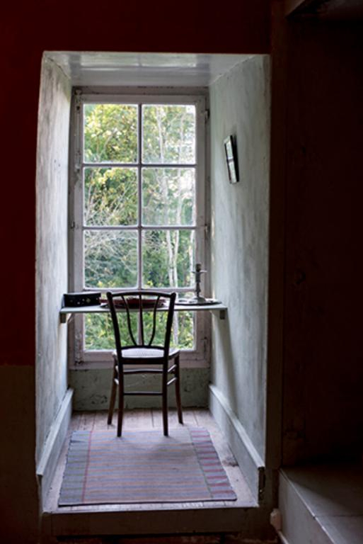 Chambre à l'étage du donjon du château, bureau aménagé dans l'épaisseur du mur. © Sonia Dourlot / Région Bourgogne-Franche-Comté, Inventaire du patrimoine - 2016 Chambre à l'étage du donjon du château, bureau aménagé dans l'épaisseur du mur. © Sonia Dourlot / Région Bourgogne-Franche-Comté, Inventaire du patrimoine - 2016
