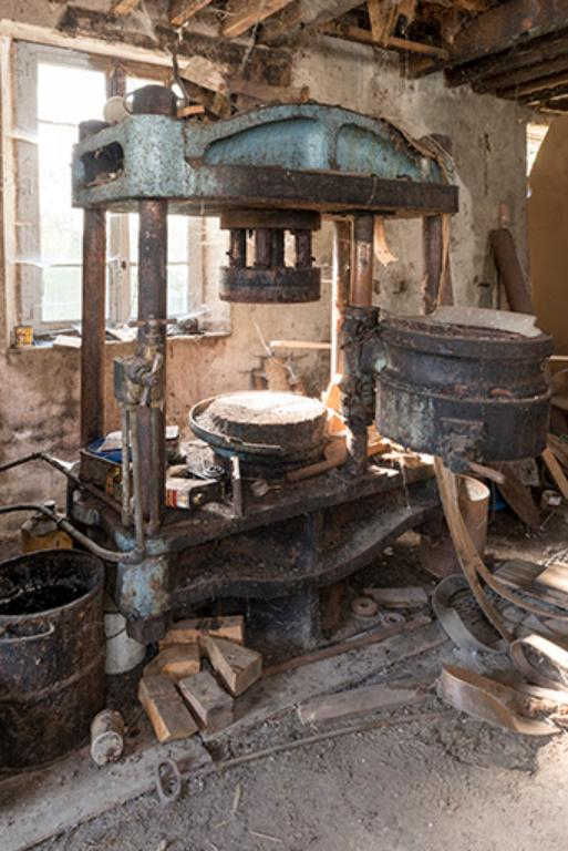 machine du rez-de-chaussée: presse hydraulique © Sonia Dourlot / Région Bourgogne-Franche-Comté, Inventaire du patrimoine - 2016 machine du rez-de-chaussée: presse hydraulique © Sonia Dourlot / Région Bourgogne-Franche-Comté, Inventaire du patrimoine - 2016