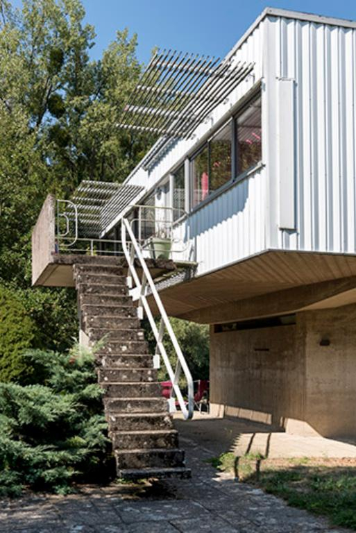 Villa, détails de l'escalier détaché du sol, du balcon et des pare-soleil métalliques © Sonia Dourlot / Région Bourgogne-Franche-Comté, Inventaire du patrimoine - 2016