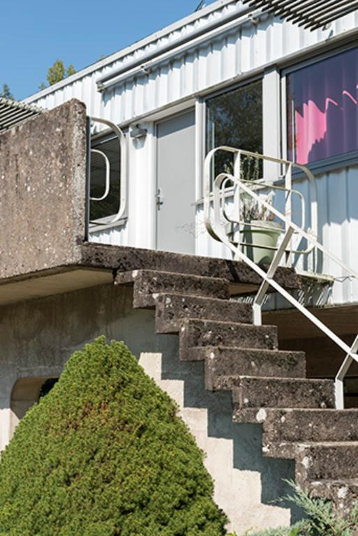Villa, détails de la terrasse, des garde-corps et de l'entrée de la maison © Sonia Dourlot / Région Bourgogne-Franche-Comté, Inventaire du patrimoine - 2016